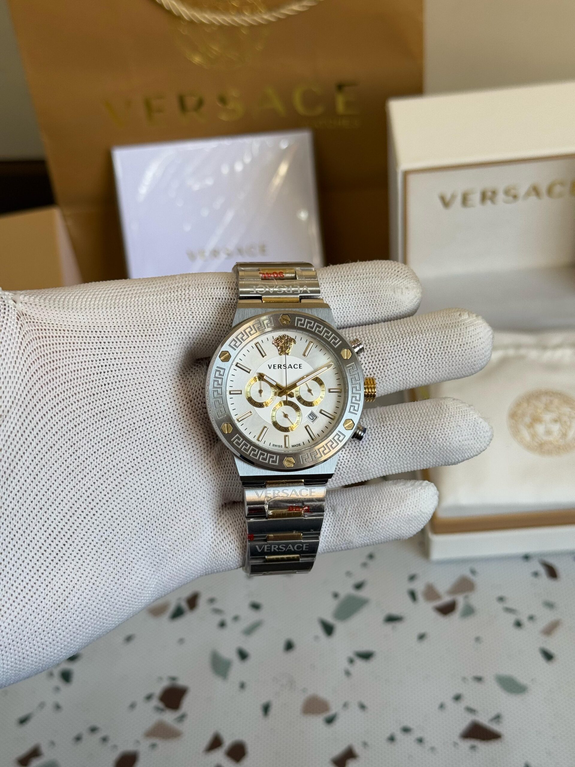 Versace Men Dial & Stainless Steel Bracelet Style Straps Analogue Watch VEZ900321