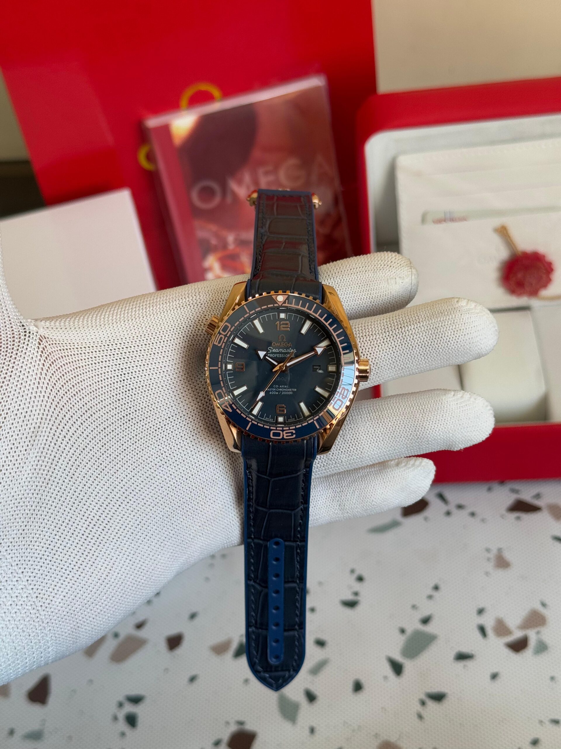Omega Seamaster Planet Ocean 600M 43.5 mm, Sedna™ gold on leather strap with rubber lining