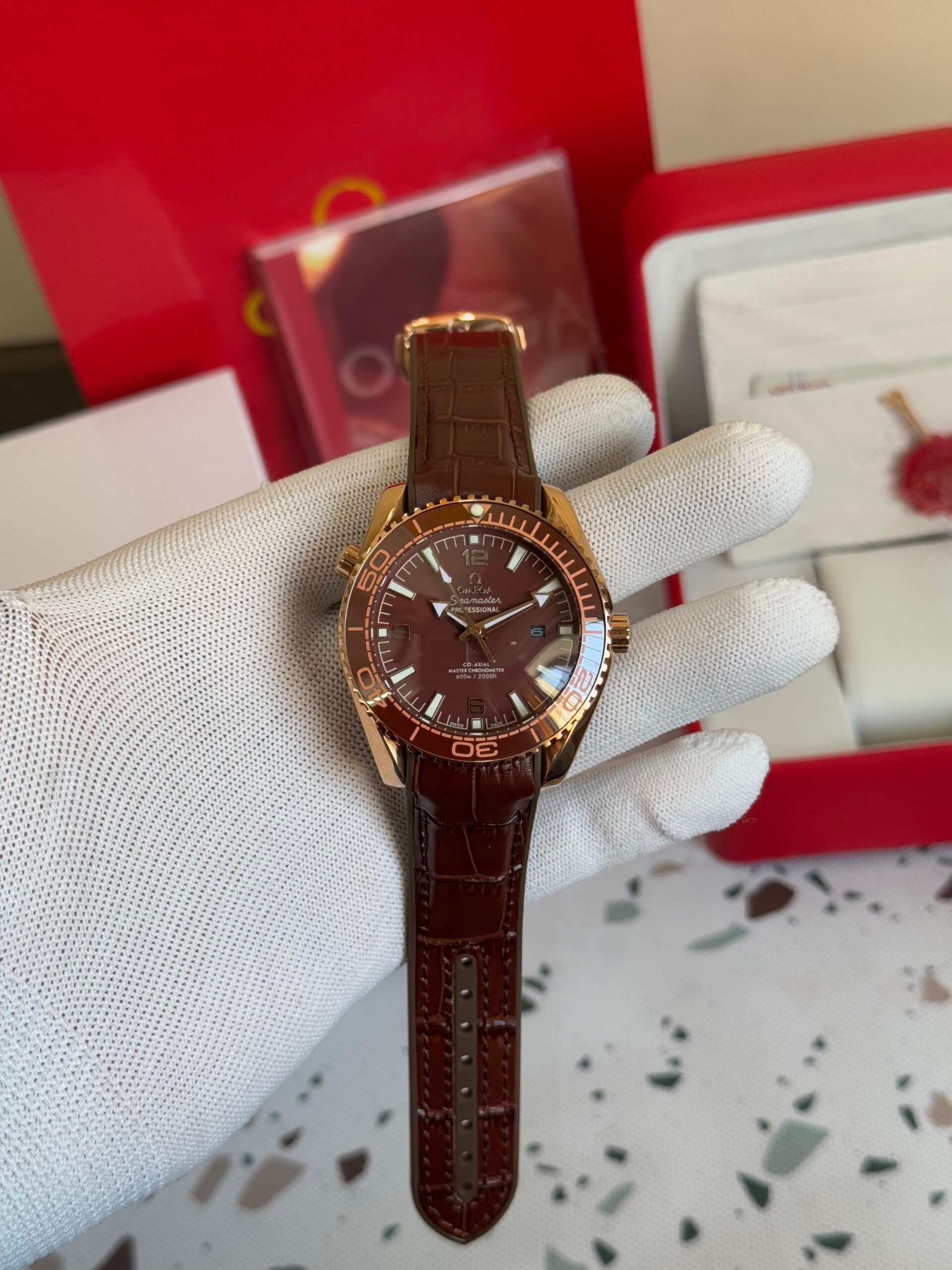Omega Seamaster Planet Ocean 600M 39.5 mm, Sedna™ gold on leather strap with rubber lining