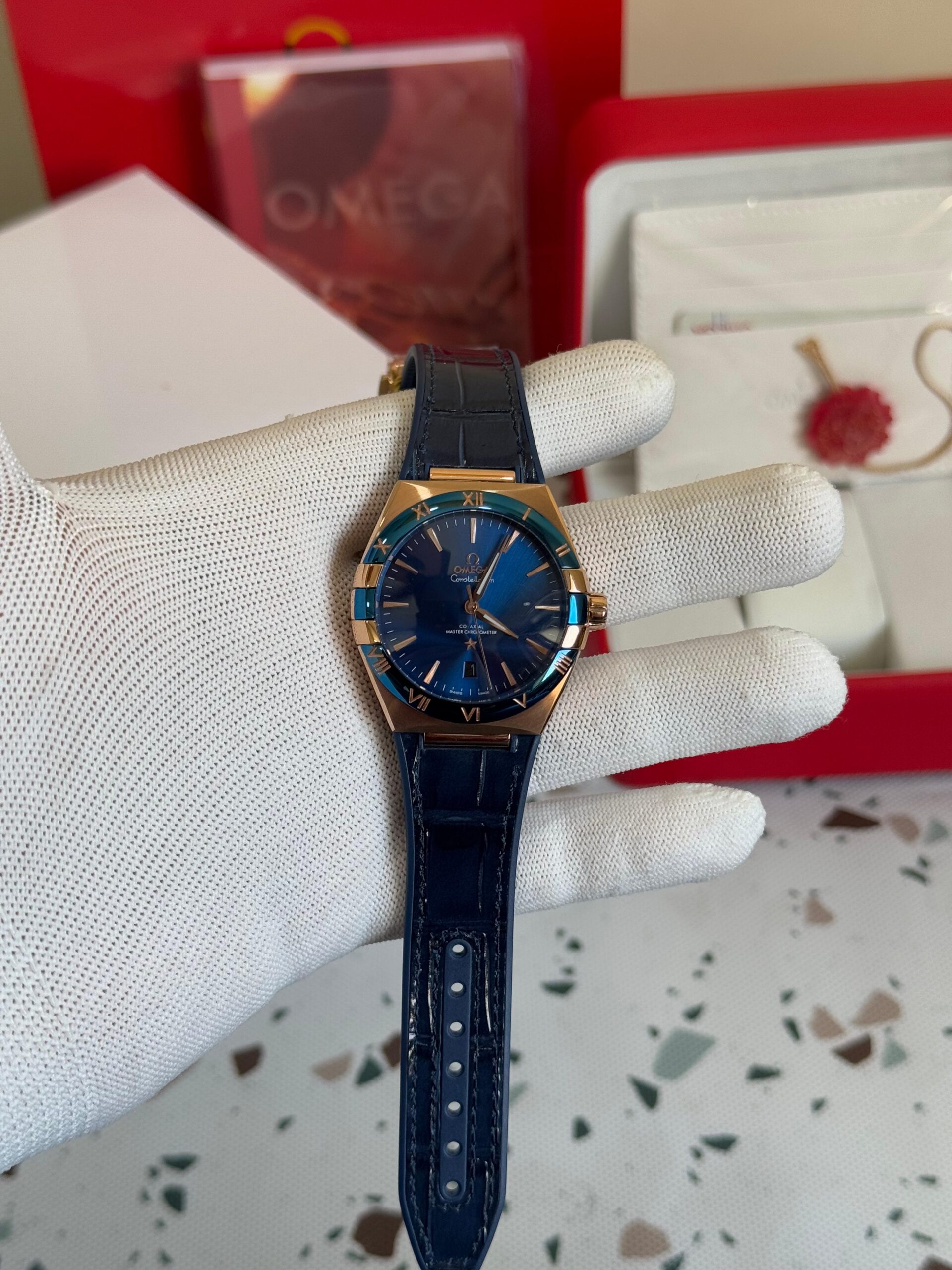 Omega Constellation 41 mm, Sedna™ gold on leather strap